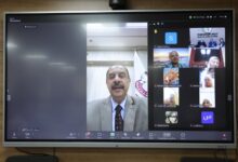 المستشارة امل عمار تتابع مع اللواء دكتور عبد الفتاح سراج محافظ سوهاج اثناء متابعة سير العملية الانتخابية بغرفة العمليات المركزية بديوان المحافظة بسوهاج