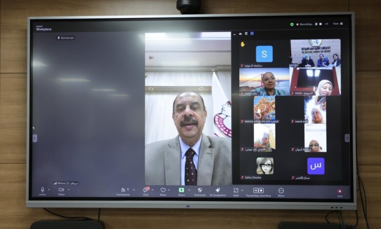 المستشارة امل عمار تتابع مع اللواء دكتور عبد الفتاح سراج محافظ سوهاج اثناء متابعة سير العملية الانتخابية بغرفة العمليات المركزية بديوان المحافظة بسوهاج