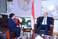 نائب وزير الصحة تبحث تعزيز دور جامعة سوهاج في القضية السكانية وخفض معدلات القيصرية ووفيات حديثي الولادة بالمحافظة