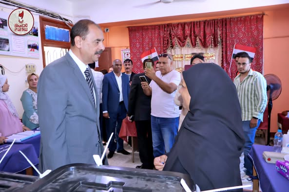 محافظ سوهاج يتفقد عددا من اللجان الفرعية للاطمئنان على سير العملية الانتخابية