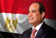 وزير الداخلية يهنئ الرئيس السيسي بمناسبة الاحتفال بذكرى المولد النبوي الشريف. وزير الداخلية يهنئ الرئيس السيسي بمناسبة الاحتفال بذكرى المولد النبوي الشريف. بعث اللواء محمود توفيق وزير الداخلية، برقية تهنئة للسيد الرئيس عبدالفتاح السيسي بمناسبة الاحتفال بذكرى المولد النبوي الشريف. وجاء في نص البرقية: "تَهلُ علينا نفحات المولد النبوي الشريف في كل عام والتي تتعطر فيها القلوب بذكر معجزات المولى جل في علاه، وترتقي فيها الأنفس بسيرة خاتم الأنبياء صلى الله عليه وسلم، وهو من جاءت رسالته للبشرية جمعاء بالخير والسلام وترسيخ قيم العمل والبناء. ويطيب لي وهيئة الشرطة ونحن نستقبل تلك الذكرى المباركة، أن نبعث لسيادتكم بخالص التهنئة وأسمى آيات التقدير، راجين من المولى جلت قدرته أن يعيد هذه المناسبة العطرة أعواماً عديدة ومصر والأمة الإسلامية والعربية فى رفعة وازدهار..حفظ الله مصر، وأدام عليها بفضله وجهود أبنائها، نعمة الأمن والاستقرار خلف قيادتكم الحكيمة، إنه تعالى نعم المولى ونعم النصير". وزير الداخلية يهنئ الرئيس السيسي بمناسبة الاحتفال بذكرى المولد النبوي الشريف.