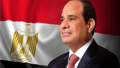 وزير الداخلية يهنئ الرئيس السيسي بمناسبة الاحتفال بذكرى المولد النبوي الشريف. وزير الداخلية يهنئ الرئيس السيسي بمناسبة الاحتفال بذكرى المولد النبوي الشريف. بعث اللواء محمود توفيق وزير الداخلية، برقية تهنئة للسيد الرئيس عبدالفتاح السيسي بمناسبة الاحتفال بذكرى المولد النبوي الشريف. وجاء في نص البرقية: "تَهلُ علينا نفحات المولد النبوي الشريف في كل عام والتي تتعطر فيها القلوب بذكر معجزات المولى جل في علاه، وترتقي فيها الأنفس بسيرة خاتم الأنبياء صلى الله عليه وسلم، وهو من جاءت رسالته للبشرية جمعاء بالخير والسلام وترسيخ قيم العمل والبناء. ويطيب لي وهيئة الشرطة ونحن نستقبل تلك الذكرى المباركة، أن نبعث لسيادتكم بخالص التهنئة وأسمى آيات التقدير، راجين من المولى جلت قدرته أن يعيد هذه المناسبة العطرة أعواماً عديدة ومصر والأمة الإسلامية والعربية فى رفعة وازدهار..حفظ الله مصر، وأدام عليها بفضله وجهود أبنائها، نعمة الأمن والاستقرار خلف قيادتكم الحكيمة، إنه تعالى نعم المولى ونعم النصير". وزير الداخلية يهنئ الرئيس السيسي بمناسبة الاحتفال بذكرى المولد النبوي الشريف.