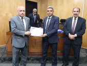 رئيس شركة ميناء القاهرة الجوي يهنئ العاملين بفوز المطار بجائزة دولية