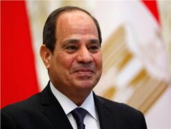 الرئيس السيسي يؤكد لأمير دولة قطر تضامن مصر الكامل واستعدادها لتقديم الدعم. أكد السيد الرئيس عبد الفتاح السيسي تضامن مصر الكامل مع قطر واستعدادها التام لتقديم كافة أشكال الدعم والمساندة لصون سيادتها والحفاظ على سلامة أراضيها. جاء ذلك خلال لقاء السيد الرئيس عبد الفتاح السيسي، اليوم، بالأمير تميم بن حمد آل ثاني أمير دولة قطر، وذلك عقب وصوله إلى الدوحة للمشاركة في أعمال القمة العربية الإسلامية الاستثنائية المنعقدة في العاصمة القطرية. وصرّح المتحدث الرسمي باسم رئاسة الجمهورية السفير محمد الشناوي بأن السيد الرئيس أعرب خلال اللقاء عن خالص تعازيه للأمير وللشعب القطري في ضحايا العدوان الإسرائيلي الغاشم على دولة قطر الشقيقة، مجدداً إدانة مصر واستنكارها لهذا الانتهاك السافر للسيادة القطرية، مؤكداً تضامن مصر الكامل مع قطر واستعدادها التام لتقديم كافة أشكال الدعم والمساندة لصون سيادتها والحفاظ على سلامة أراضيها. من جانبه، ثمّن الأمير تميم بن حمد مشاركة السيد الرئيس في القمة، معرباً عن تقديره الكبير للموقف المصري الرافض للاعتداء الإسرائيلي الغاشم والثابت تجاه القضايا العربية. وأضاف المتحدث الرسمي، أن اللقاء تناول أيضًا مستجدات الأوضاع في المنطقة وسبل استعادة الاستقرار الإقليمي، حيث شدد الزعيمان على أهمية بلورة رؤية مشتركة للعمل العربي الجماعي، وتشكيل جبهة موحدة لحماية الأمن القومي العربي. كما تم التأكيد على ضرورة مواصلة المساعي للتوصل إلى الوقف الفوري لإطلاق النار في قطاع غزة، وضمان إدخال المساعدات الإنسانية دون عوائق، والرفض القاطع لأي محاولات لتهجير الفلسطينيين من أرضهم. الرئيس السيسي يؤكد لأمير دولة قطر تضامن مصر الكامل واستعدادها لتقديم الدعم والمساندة. 