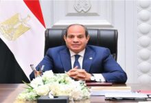 الرئيس السيسي: مصر لا تشارك في حصار قطاع غ-زة.. ولم تغلق معبر رفح. أكد السيد رئيس الجمهورية الرئيس عبد الفتاح السيسي، أن مصر لا تشارك في حصار قطاع غ-زة، مشيرا إلى أن مصر لم تغلق معبر رفح نهائيا. جاء ذلك خلال مشاركة السيد رئيس الجمهورية في مائدة إفطار مع الدارسين في الأكاديمية العسكرية المصرية، خلال جولته التفقدية داخل القيادة الاستراتيجية بالعاصمة الإدارية الجديدة؛ حيث دار حوارا مفتوحا بين السيد الرئيس وطلبة الأكاديمية؛ تطرق إلى الوضع بقطاع غ-زة والادعاءات الكاذبة التي تقلل من الدور المصري. وشدد الرئيس على أن مصر لم تغلق معبر رفح، وهو معبر لأفراد، بينما معبر "كرم أبو سالم" يربط إس-رائ-يل بقطاع غ-زة، مشيرا إلى أن القوات الإس-رائ-يلية تتواجد على الجانب الفلسطيني من معبر رفح، الذي تعرض تعرض للتدمير أربع مرات خلال الحرب الجارية بقطاع غ-زة، غير أن مصر قامت بإصلاحه، لافتا إلى أن إدخال المساعدات إلى القطاع؛ يستلزم التنسيق مع الجانب الإس-رائيلي. وأكد الرئيس السيسي أنه مسئول عن أمن وسلامة المصريين.. وقال: لا اتخذ مواقف أو إجراءات تؤدى إلى إيذاء الدولة؛ إلا في حالة فرض علينا، ذلك الأمر. كما شدد السيد رئيس الجمهورية على أن مصر تدافع عن نفسها فقط ولا تهاجم أحدا.. قائلا: ليس مطلوبا من مصر أن تهاجم أحدا.. نحن ندافع عن أنفسنا فقط". أكد السيد رئيس الجمهورية الرئيس عبد الفتاح السيسي أن مصر عملت، بكل قوتها؛ لإدخال المساعدات إلى قطاع غ-زة.. وقال: نحن متعاطفون مع أشقائنا الفلسطينيين بقطاع غ-زة، ونريد مساعدتهم؛ لذلك يجب أن ننتبه وألا يورطنا أحد وينبغي أن نكون واعين. وأشار إلى أن مصر لم ولن تعيق إدخال المساعدات الإنسانية إلى قطاع غ-زة، مضيفا أن احتلال اس-رائ-يل لـ "فيلادلفيا"؛ كان خرقا للمعاهدة التي نصت على عدم وصول قوات عسكرية إليه، موضحا أن وجود قوات عسكرية بممر فيلادلفيا؛ يعرقل الحركة تماما لمعبر رفح. ولفت السيد رئيس الجمهورية إلى أن الاعتداءات التي طالت بعض السفارات المصرية بالخارج؛ هدفها إرسال رسالة سلبية للرأي العام المصري، مبينا أن أمن وسلامة السفارات والبعثات الدبلوماسية؛ يقع على عاتق الدول المضيفة؛ وفقا للأعراف الدولية، مشيرا إلى أن مصر - بدورها - ملتزمة بحماية السفارات الأجنبية على أراضيها. الرئيس السيسي: مصر لا تشارك في حصار قطاع غ-زة.. ولم تغلق معبر رفح.