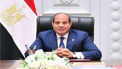 الرئيس السيسي: مصر لا تشارك في حصار قطاع غ-زة.. ولم تغلق معبر رفح. أكد السيد رئيس الجمهورية الرئيس عبد الفتاح السيسي، أن مصر لا تشارك في حصار قطاع غ-زة، مشيرا إلى أن مصر لم تغلق معبر رفح نهائيا. جاء ذلك خلال مشاركة السيد رئيس الجمهورية في مائدة إفطار مع الدارسين في الأكاديمية العسكرية المصرية، خلال جولته التفقدية داخل القيادة الاستراتيجية بالعاصمة الإدارية الجديدة؛ حيث دار حوارا مفتوحا بين السيد الرئيس وطلبة الأكاديمية؛ تطرق إلى الوضع بقطاع غ-زة والادعاءات الكاذبة التي تقلل من الدور المصري. وشدد الرئيس على أن مصر لم تغلق معبر رفح، وهو معبر لأفراد، بينما معبر "كرم أبو سالم" يربط إس-رائ-يل بقطاع غ-زة، مشيرا إلى أن القوات الإس-رائ-يلية تتواجد على الجانب الفلسطيني من معبر رفح، الذي تعرض تعرض للتدمير أربع مرات خلال الحرب الجارية بقطاع غ-زة، غير أن مصر قامت بإصلاحه، لافتا إلى أن إدخال المساعدات إلى القطاع؛ يستلزم التنسيق مع الجانب الإس-رائيلي. وأكد الرئيس السيسي أنه مسئول عن أمن وسلامة المصريين.. وقال: لا اتخذ مواقف أو إجراءات تؤدى إلى إيذاء الدولة؛ إلا في حالة فرض علينا، ذلك الأمر. كما شدد السيد رئيس الجمهورية على أن مصر تدافع عن نفسها فقط ولا تهاجم أحدا.. قائلا: ليس مطلوبا من مصر أن تهاجم أحدا.. نحن ندافع عن أنفسنا فقط". أكد السيد رئيس الجمهورية الرئيس عبد الفتاح السيسي أن مصر عملت، بكل قوتها؛ لإدخال المساعدات إلى قطاع غ-زة.. وقال: نحن متعاطفون مع أشقائنا الفلسطينيين بقطاع غ-زة، ونريد مساعدتهم؛ لذلك يجب أن ننتبه وألا يورطنا أحد وينبغي أن نكون واعين. وأشار إلى أن مصر لم ولن تعيق إدخال المساعدات الإنسانية إلى قطاع غ-زة، مضيفا أن احتلال اس-رائ-يل لـ "فيلادلفيا"؛ كان خرقا للمعاهدة التي نصت على عدم وصول قوات عسكرية إليه، موضحا أن وجود قوات عسكرية بممر فيلادلفيا؛ يعرقل الحركة تماما لمعبر رفح. ولفت السيد رئيس الجمهورية إلى أن الاعتداءات التي طالت بعض السفارات المصرية بالخارج؛ هدفها إرسال رسالة سلبية للرأي العام المصري، مبينا أن أمن وسلامة السفارات والبعثات الدبلوماسية؛ يقع على عاتق الدول المضيفة؛ وفقا للأعراف الدولية، مشيرا إلى أن مصر - بدورها - ملتزمة بحماية السفارات الأجنبية على أراضيها. الرئيس السيسي: مصر لا تشارك في حصار قطاع غ-زة.. ولم تغلق معبر رفح.