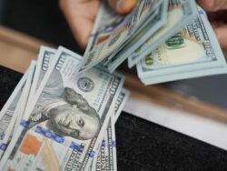 الذهب يتألق والدولار يتراجع وتأثيراته على النفط