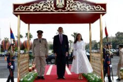 ملك وملكة إسبانيا يزوران النصب التذكاري للجندي المجهول. 