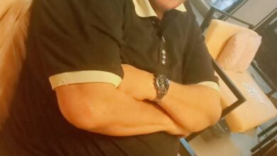 لا قلبي تغلف من الغفلة على رصيف الورق ولا الزمان آتي بسبع سنبلات خضر تغيرن مذاق الملح في فمي