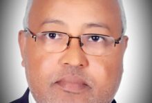 إليكَ يا وطنَ النجومِ أهفــــــــــو وبيدي البيــــــــــارقُ بالمهندِ تلمعُ أناديكِ: لبيكِ يا قُــــــــدسُ ها أنا أسعى، فهل من سامعٍ بي يسمعُ؟