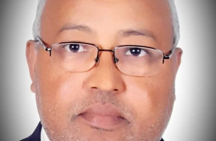 إليكَ يا وطنَ النجومِ أهفــــــــــو وبيدي البيــــــــــارقُ بالمهندِ تلمعُ أناديكِ: لبيكِ يا قُــــــــدسُ ها أنا أسعى، فهل من سامعٍ بي يسمعُ؟