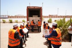 البنك الأهلي يشارك بتوزيع 20 ألف كرتونة غذائية للأسر بحلايب وشلاتين وأبورماد. 
