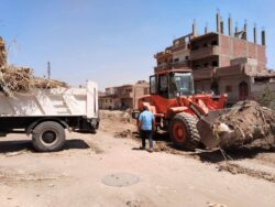 رئيس مركز ساحل سليم يتابع أعمال رفع مخلفات تطهير مصرف عنان
