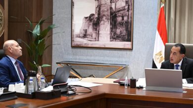 رئيس الوزراء يتابع مع محافظ القاهرة موقف تنفيذ المشروعات الجارية بالمحافظة.