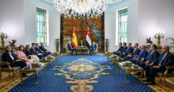 الرئيس السيسي يرحب بملك إسبانيا في أول زيارة دولة يُجريها لمصر. 