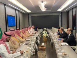 وزير الخارجية يلتقي وزير الصناعة السعودية