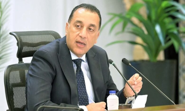 رئيس الوزراء يصل إلى "القنطرة غرب الصناعية" لافتتاح أولى مشروعاتها.