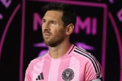 ميسي يصنع التاريخ: أول لاعب يحصد الكرة الذهبية خارج أوروبا