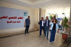 وزيرة التنمية توجه بوضع جدول تشغيل منظم لسيارة المركز التكنولوجي المتنقل بشرم الشيخ.