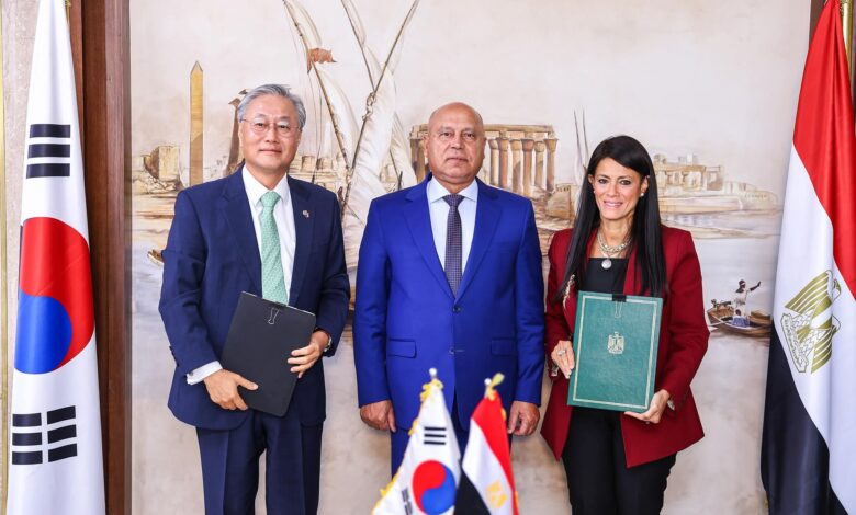 وزير الصناعة يشهد توقيع مذكرة تفاهم بين وزيرة التخطيط وسفير كوريا الجنوبية بالقاهرة.