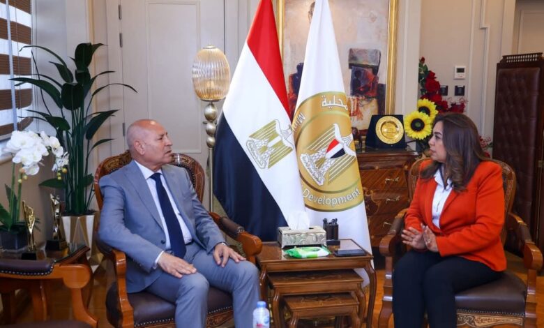 وزيرة التنمية تتابع مع محافظ القاهرة المشروعات التنموية والخدمية والموقف التنفيذي لتطوير بعض المناطق بالعاصمة.