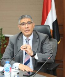محافظ الجيزة يبحث الموقف التنفيذي للمشروعات القومية