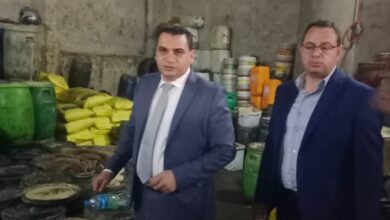 محافظة الجيزة تغلق منشأة غير مرخّصة لإعادة تعبئة الزيوت.