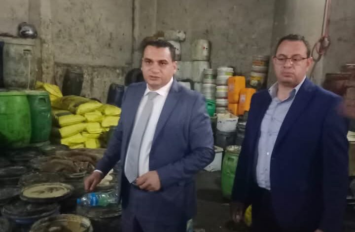 محافظة الجيزة تغلق منشأة غير مرخّصة لإعادة تعبئة الزيوت.