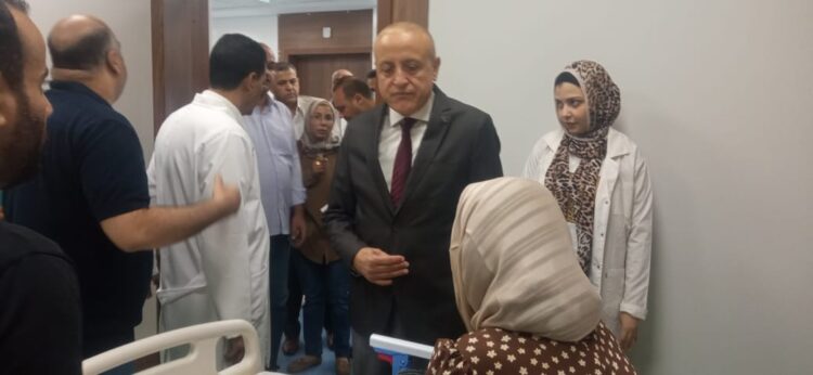 محافظ الأقصر يزور مصابي حادث انقلاب أتوبيس ويشيد بسرعة الاستجابة الطبية