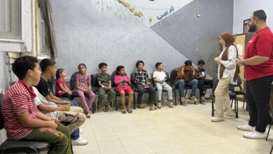 مركز السلامة النفسية ينظم ندوة للأطفال بعنوان: "بداية جديدة بخطوة واثقة" مديريه الشباب والرياضه بالقليوبية مركز السلامة النفسية ينظم ندوة للأطفال بعنوان: "بداية جديدة بخطوة واثقة" في إطار حرصه على دعم الأطفال نفسيًا واجتماعيًا مع اقتراب العام الدراسي الجديد، نظم مركز السلامة النفسية ندوة بعنوان "بداية جديدة بخطوة واثقة"، استهدفت مساعدة الأطفال على الاستعداد النفسي والمعنوي لدخول المدارس. تضمنت الندوة جلسة حوارية تفاعلية مع الأطفال، ركزت على تعزيز الثقة بالنفس وتشجيعهم على التعبير عن مشاعرهم المرتبطة بالمدرسة، مثل القلق أو التوتر أو الحماس. كما شجع الأخصائين الأطفال على مشاركة تجاربهم وأفكارهم، وقدمت لهم نصائح مبسطة تساعدهم على بدء العام الدراسي بطاقة إيجابية. وأكد المركز أن هذه الندوة تأتي ضمن برامجه المستمرة لدعم الأطفال في مختلف المراحل، ومساعدتهم على خوض تجاربهم الدراسية بثقة وقدرة على مواجهة التحديات، بما يسهم في بناء جيل أكثر وعيًا وتفاؤلًا. يتم التنفيذ تحت رعاية الدكتور أشرف صبحي وزير الشباب والرياضة، والمهندس أيمن عطية محافظ القليوبية، وبتوجيهات الأستاذ الدكتور سيد حزين رئيس الإدارة المركزية للهيئات ومراكز الشباب، والدكتور وليد فرماوي مدير عام مديرية الشباب والرياضة بالقليوبية، وبإشراف الدكتور ناصر تكفه مدير إدارة الشباب ومدير مركز السلامة النفسية والأستاذ مصطفى فتحي منسق المشروع. مركز السلامة النفسية ينظم ندوة للأطفال بعنوان: "بداية جديدة بخطوة واثقة"