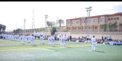 رئيس جامعة بنها يشهد إحتفالية بدء العام الدراسي الجديد. رئيس جامعة بنها يشهد إحتفالية بدء العام الدراسي الجديد. _ " الجيزاوي " حريصون على توفير جميع سبل الدعم والرعاية لأبنائنا الطلاب _ رئيس جامعة بنها للطلاب: "أنتم الأمل والمستقبل لوطننا العزيز مصر" شهد الدكتور ناصر الجيزاوي رئيس جامعة بنها ، مراسم أداء تحية العلم احتفالا ببدء العام الدراسي الجديد 2025/2026 م بملاعب الجامعة ، وذلك بحضور الدكتورة جيهان عبد الهادي نائب رئيس الجامعة لشئون الدراسات العليا والبحوث ، وعمداء ووكلاء الكليات ، والقيادات الأكاديمية والإدارية بالجامعة . وخلال كلمته قدم الدكتور ناصر الجيزاوي التهنئة للطلاب وأعضاء هيئة التدريس والعاملين والإداريين، بأطيب التهاني والتمنيات بعام دراسي مليء بالعطاء والنجاح قائلا: «أنتم جميعا تُشكِّلون القلب النابض لهذه الجامعة العريقة، وبجهودكم وتعاونكم تستمر مسيرة التميز والعطاء» ، موجها إياهم بأهمية الالتزام بالجدية والاجتهاد في الدراسة، مطالبا الطلاب بضرورة المشاركة فى مختلف الأنشطة الثقافية والرياضية والاجتماعية والفنية الهادفة وذلك لصقل مهاراتهم وقدراتهم إلى جانب الدراسة بما يساهم في بناء شخصيتهم. وأكد " الجيزاوي " حرص إدارة جامعة بنها على توفير جميع سبل الدعم والرعاية لأبنائها الطلاب وتوفير بيئة تعليمية محفزة وداعمة للتفوق والإبداع ، لافتا إلي أن الجامعة تنتهج خطط استحداث برامج جديدة بصفة مستمرة تتماشى مع متطلبات سوق العمل ووظائف المستقبل لتحقيق رؤية الدولة المصرية 2030 واستراتيجية وزارة التعليم العالي والبحث العلمي. كما أكد رئيس الجامعة علي أهمية انتظام الدراسة بمختلف كليات الجامعة من اليوم الأول للعام الدراسي الجديد ، موجها عمداء الكليات وأعضاء هيئة التدريس بعقد لقاءات لتعريف الطلاب الجدد بخريطة الأنشطة الطلابية بالجامعة وكيفية الاشتراك بهدف إعداد جيل قادر علي تحقيق مستقبل واعد لخدمة مجتمعه ووطنه . من جانبها أكدت الدكتورة جيهان عبد الهادي أن الجامعة لا تقتصر على كونها مؤسسة أكاديمية فحسب، بل هي بيئة متكاملة لصقل شخصية الطالب، وتنمية قدراته، وبناء وعيه، وتمكينه من أدوات المعرفة والابتكار، وتوسيع مداركه نحو آفاق المستقبل ، مشيرة إلي أن هذا الكرنفال الذي نشهده اليوم ليس مجرد احتفال، بل هو رسالة واضحة تعكس حرص الجامعة على توفير بيئة جامعية متكاملة، تجمع بين التميز الأكاديمي، والأنشطة الطلابية، والثقافية، والرياضية والاجتماعية، بما يرسخ قيم الانتماء، ويعزز روح التعاون والعمل الجماعي. ووجهت نائب رئيس الجامعة حديثها إلي الطلاب قائلة أنتم أمل هذه الأمة، وركيزة مستقبلها، وأعلى ما تملكه هذه الجامعة. لذا، فإننا نؤمن بقدراتكم، ونثق في عزيمتكم، وسنظل دائما داعمين لكم ميسرين لكل ما يعينكم على التميز والتفوق. وفي نهاية الاحتفالية، تفقد رئيس الجامعة ومرافقوه عدد من الأنشطة الطلابية المختلفة ، متمنيا للجميع عام دراسي مليئً بالإنجازات والنجاحات بإذن الله. رئيس جامعة بنها يشهد إحتفالية بدء العام الدراسي الجديد. 