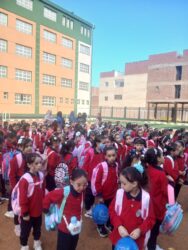 مدارس طوخ تستقبل الطلاب بالورد والبالونات والشيكولاتة والاغاني الوطنية. 