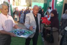مدارس طوخ تستقبل الطلاب بالورد والبالونات والشيكولاتة والاغاني الوطنية 
