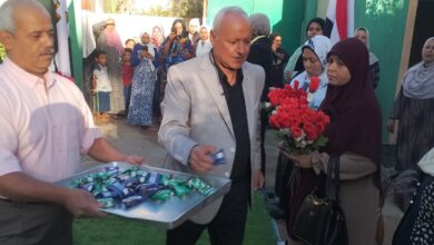 مدارس طوخ تستقبل الطلاب بالورد والبالونات والشيكولاتة والاغاني الوطنية 