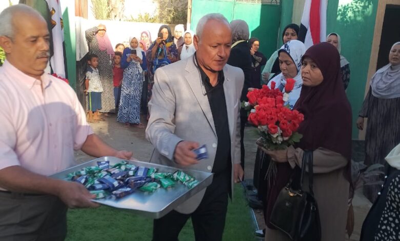 مدارس طوخ تستقبل الطلاب بالورد والبالونات والشيكولاتة والاغاني الوطنية