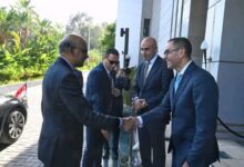 وزير الاستثمار يلتقي مع الرئيس ثارمان شانموجاراتنام رئيس جمهورية سنغافورة.