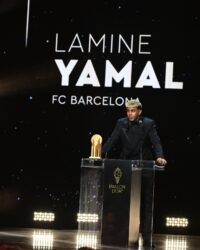لامين يامال يفوز بجائزة أفضل لاعب شاب في عام 2025