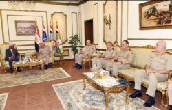 وزير الدفاع والإنتاج الحربى يلتقى وزير الدفاع الصومالى. 