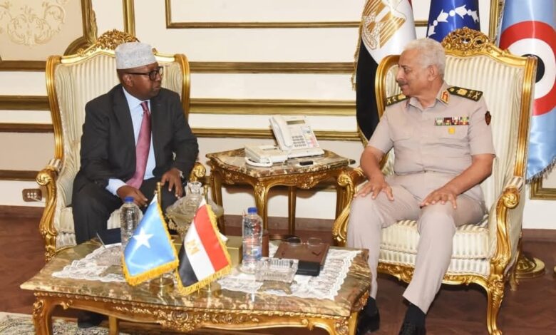 وزير الدفاع والإنتاج الحربى يلتقى وزير الدفاع الصومالى. 