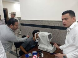 مركز مصطفى الرافعى لذوي الهمم بجامعة بنها يستقبل اللجنة الطبية العليا للتجنيد. برعاية الدكتور ناصر الجيزاوي رئيس جامعة بنها ، الدكتورة جيهان عبد الهادي نائب رئيس الجامعة لشئون الدراسات العليا والبحوث ، والدكتور خالد عيسوي منسق عام الأنشطة الطلابية بالجامعة ، استقبل مركز مصطفى الرافعى لذوي الهمم اللجنة الطبية العليا للتجنيد منطقة تجنيد وتعبئة القاهرة فرع تجنيد القليوبية برئاسة العميد محمود عبدالله الغندور نائب مدير منطقة تجنيد القاهرة، وذلك للكشف الطبي على الطلاب ذوي الهمم بجامعة بنها للحصول على شهادة الاعفاء النهائى من التجنيد. وأكد الدكتور ناصر الجيزاوي أن جامعة بنها حريصة على إدماج ذوي الهمم في المجتمع وتوفير كافة الدعم لهم باعتبارهم شركاء التنمية فى الوطن ،مؤكداً على إنهم لديهم طاقات إيجابية يجب استغلالها من أجل الاستمرار فى عطائهم ، مشيرا إلي أنه تم توقيع الكشف علي عدد 116 طالب من ذوي الإعاقة. مركز مصطفى الرافعى لذوي الهمم بجامعة بنها يستقبل اللجنة الطبية العليا للتجنيد.
