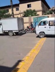 مطبات شوكية في شوارع بنها لمنع السير عكس الاتجاه. 
مطبات شوكية في شوارع بنها لمنع السير عكس الاتجاه. 

في خطوة حاسمة لحل أزمة الزحام المروري، تم تركيب مطبات شوكية بعدد من الشوارع ببنها لمنع السيارات من السير عكس الاتجاه، خاصة في الشوارع التي كانت تُستخدم كممر عكسي يسبب ازدحامًا شديدًا.

 الشارع الذي تم البدء فيه هو المسار القادم من الكورنيش إلى شارع خدمة اجتماعية، حيث كان السير العكسي يسبب أزمة مرورية كبرى.
 المرور بنها والمجلس المحلي أكدوا أن من يريد الخروج من شارع خدمة اجتماعية إلى الكورنيش يجب أن يسلك الطريق الصحيح المخصص، ومن لا يلتزم سيركب المطبات.
 المحافظ أيمن عطية قال إن الفكرة ستُعمّم في كافة الشوارع الحيوية لضمان الانضباط المروري وتقليل الحوادث.

هدفنا واضح: شوارع أكثر أمانًا، وسير حركة مروري منظم للجميع.

مطبات شوكية في شوارع بنها لمنع السير عكس الاتجاه. 