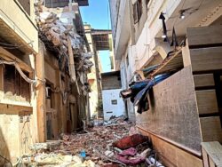 فريق من النيابة الإدارية يعاين موقع مصنع نسيج المحلة الكبرى المنهار 