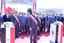 انطلاق العام الدراسي الجديد بجامعة سوهاج برفع العلم المصري وأداء  التحية وسط حشد طلابى وقيادي كبير
