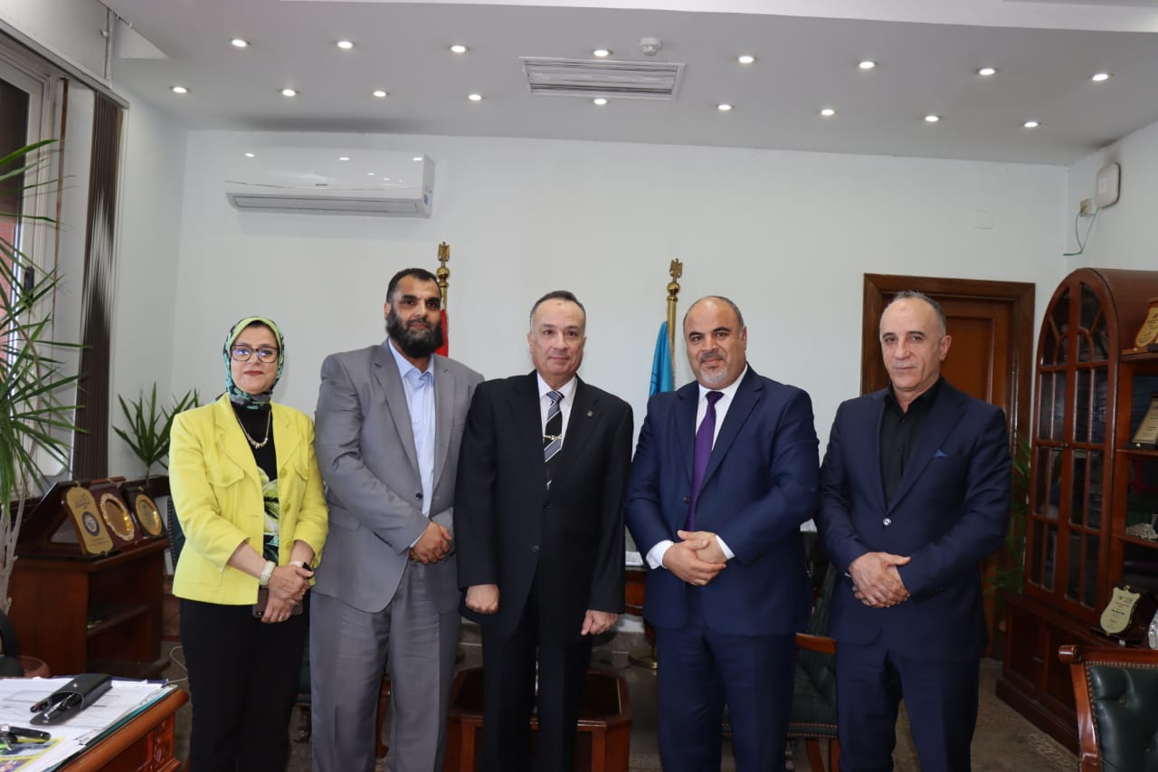 نائب رئيس جامعة الإسكندرية يستقبل وفدًا ليبيًا لبحث التعاون الأكاديمي والبحثى