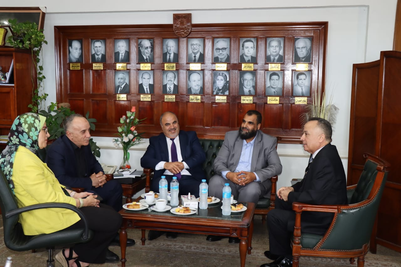 نائب رئيس جامعة الإسكندرية يستقبل وفدًا ليبيًا لبحث التعاون الأكاديمي والبحثى