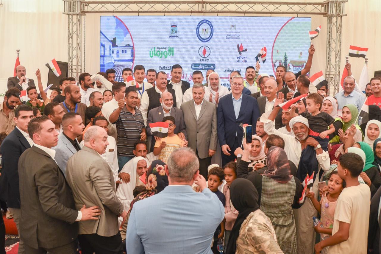  وزير البترول ومحافظ الإسكندرية يفتتحان مشروع تطوير قري منطقة الكنج مريوط