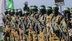 "حماس": نتعاون مع مصر لعقد اجتماع وطني عاجل لتوحيد الموقف الفلسطيني. "حماس": نتعاون مع مصر لعقد اجتماع وطني عاجل لتوحيد الموقف الفلسطيني. أعلنت حركة "حماس" أنها تعمل بالتعاون مع جهود مصرية لعقد اجتماع وطني عاجل لتوحيد الموقف الفلسطيني بعد وقف إطلاق النار. وقالت الحركة- حسبما نقلت قناة "القاهرة الاخبارية" اليوم- إن "المرحلة الراهنة تمثل فرصة لتعزيز التكافل الاجتماعي داخل قطاع غزة ودعم الأسر المتضررة"، لافتا إلى أنها تسعى "لتفعيل التعاون بين الفصائل والمؤسسات المحلية والدولية لبناء بيئة صامدة وموحدة". ودعت "حماس" إلى الشروع في مسار سياسي وطني موحد يجمع كل القوى والفصائل الفلسطينية، لافتة إلى أن إدارة قطاع غزة شأن فلسطيني داخلي يحدده مكونات الشعب الفلسطيني الوطنية بشكل مشترك. ورحبت "حماس" بمشاركة عربية ودولية في جهود الإعمار والتنمية بما يحفظ كرامة شعبنا وحقوقه. "حماس": نتعاون مع مصر لعقد اجتماع وطني عاجل لتوحيد الموقف الفلسطيني. 