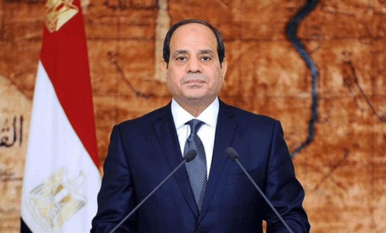 الرئيس السيسي يشيد بما تبذله القوات المسلحة