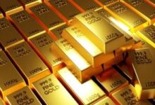 أسعار الذهب اليوم في مصر وقفزه جديده بمنتصف تعاملات اليوم الأربعاء 29/10/2025. أسعار الذهب اليوم في مصر وقفزه جديده بمنتصف تعاملات اليوم الأربعاء 29/10/2025. ارتفع سعر الذهب اليوم في مصر بنحو 78 جنيهًا، بمنتصف تعاملات الأربعاء 29-10-2025، مقارنة بمستواه ببداية التعاملات الصباحية، وفق ما قاله نادي نجيب سكرتير عام شعبة الذهب سابقًا "لمصراوي".إعلان وزاد سعر الذهب بنحو 50 جنيهًا في بداية تعاملات اليوم، ليصل إجمالي مكاسبه إلى 128 جنيهًا حتى منتصف التعاملات.أخبار ذات صلة سعر الذهب اليوم في مصر يعود للارتفاع بحلول التعاملات المسائية سعر الذهب اللحظي ارتفع سعر الذهب عيار 14 إلى 3605 جنيهات للجرام. وصعد سعر الذهب عيار 18 إلى 4635 جنيهًا للجرام.وزاد سعر الذهب عيار 21 إلى 5408 جنيهات للجرام.وارتفع سعر الذهب عيار 24 إلى 6180 جنيهًا للجرام. سعر الجنيه الذهب وصعد سعر الجنيه الذهب إلى 43264 جنيهًا، وقد يختلف السعر من تاجر لآخر، ويساوي هذا السعر قيمة الذهب في الجنيه. سعر سبيكة الذهب سعر سبيكة الذهب 10 جرام سجل نحو 61800 جنيه. سعر سبيكة الذهب 50 جرام سجل نحو 309000 جنيهًا. وقد يختلف السعر من تاجر لآخر، ويساوي هذا السعر قيمة الذهب في السبيكة، ويحدد سعر السبيكة بناء على سعر جرام عيار 24.سعر الذهب عالميًا وارتفع سعر الذهب عالميًا بنسبة 1.66% إلى نحو 4019 دولار للأونصة، سعر الأونصة (الأوقية) تحتوي على 31.1 جرام سجل نحو 192198 جنيهًا. (وتعادل الأوقية نحو 31.1 جرام من عيار ذهب 24)، أسعار الذهب اليوم في مصر وقفزه جديده بمنتصف تعاملات اليوم الأربعاء 29/10/2025.