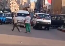بلطجي يغلق الطريق بالوراق لإثبات نفوذه